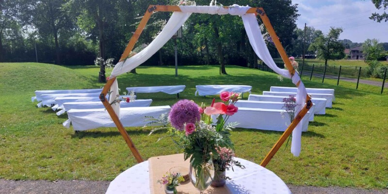 Garten zur Trauung vorbereitet